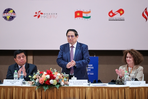 Le Premier ministre rencontre des entreprises à participation étrangère au Vietnam