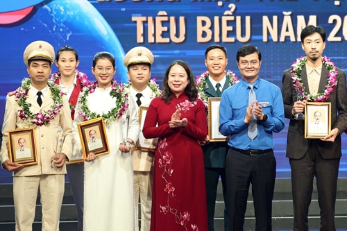 Remise des Prix de jeunes figures exemplaires du Vietnam 2023