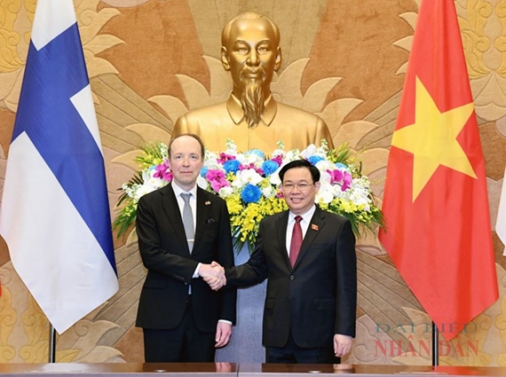 Le président de l AN du Vietnam Vuong Dinh Huê s entretient avec son homolgue finlandais