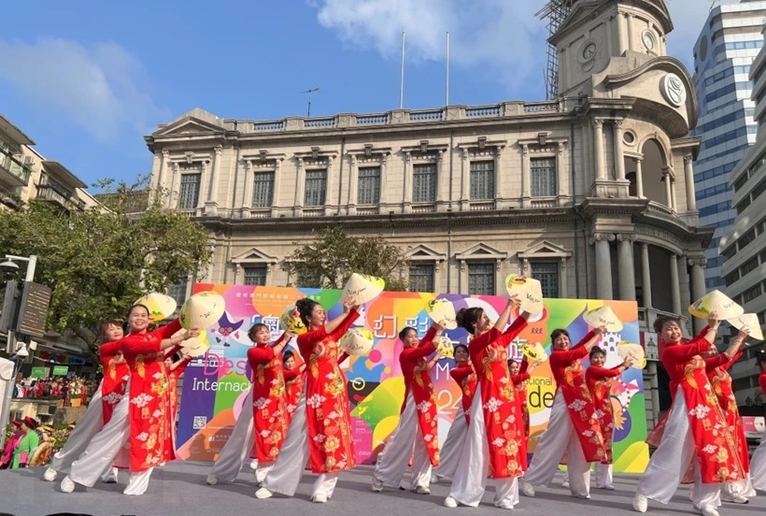 Promotion de la culture vietnamienne lors d un défilé international à Macao en Chine
