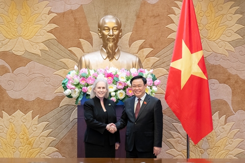 Le président de l’AN Vuong Dinh Huê reçoit la sénatrice américaine Kirsten Gillibrand