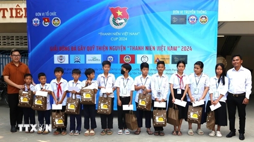 Des jeunes vietnamiens tendent la main aux élèves pauvres du Cambodge