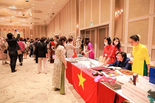 Le Vietnam à la foire caritative de la Société d amitié des femmes d Asie-Pacifique à Tokyo