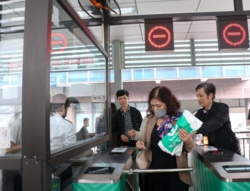 Hanoi applique l’e-ticket sur dix lignes de bus supplémentaires