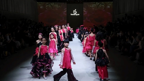 La collection du désigner vietnamien Vu Lan Anh attire l attention à la Fashion Week de Shanghai