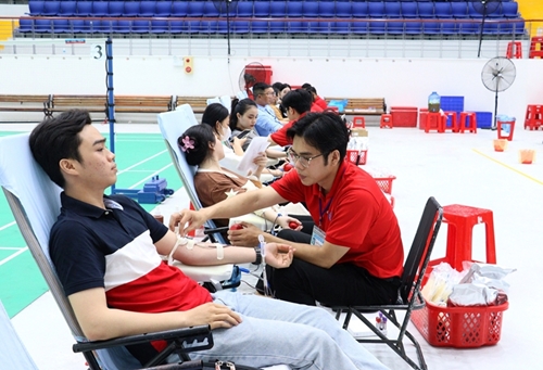 Echo à la Journée nationale du don volontaire de sang à Vinh Long