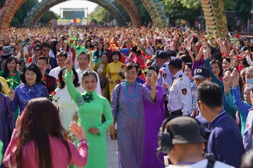 Près de 3,5 millions de visiteurs à la Fête de l’ao dai de Hô Chi Minh-Ville 2024
