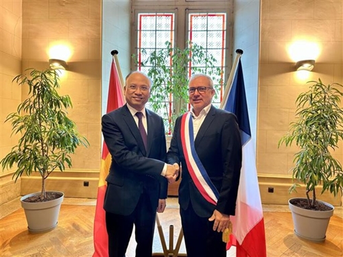 L ambassadeur du Vietnam en France en visite de travail à Nevers