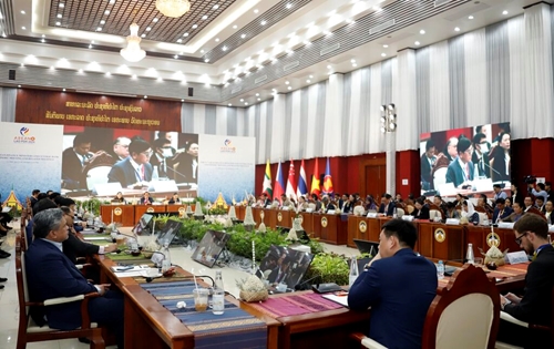 Le Vietnam à un dialogue politique de l ASEAN sur les questions banco-financières