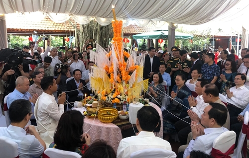 Des dirigeants du Parti et de l État participent à une célébration de la fête lao Bunpimay à Hanoï