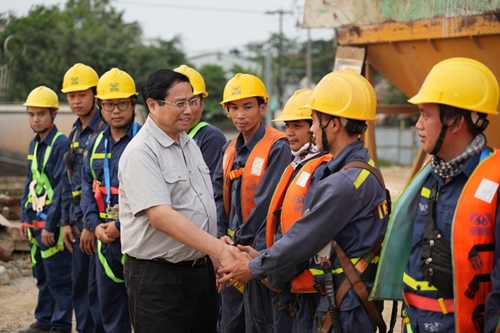 Le Premier ministre examine plusieurs ouvrages à Thua Thien-Hue