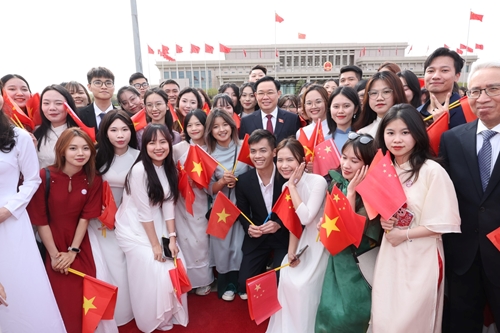 Le président de l AN Vuong Dinh Huê rencontre la communauté vietnamienne en Chine