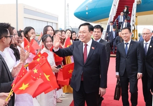 Le président de l’Assemblée nationale Vuong Dinh Huê arrive en Chine pour une visite officielle