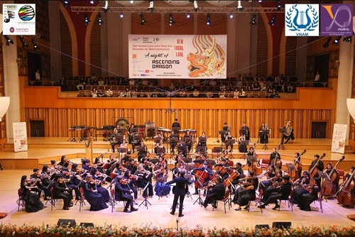 L Orchestre Symphonique Mondial de la Jeunesse interprète des chansons folkloriques vietnamiennes