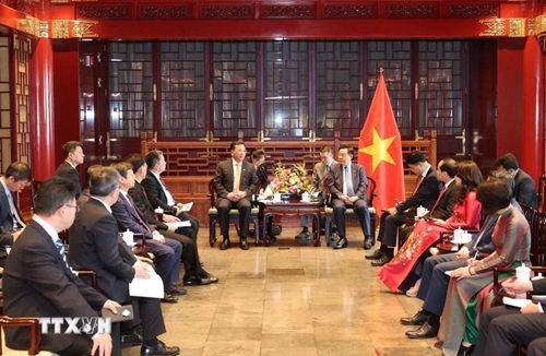 Le président de l’Assemblée nationale rencontre des hommes d’affaires chinois