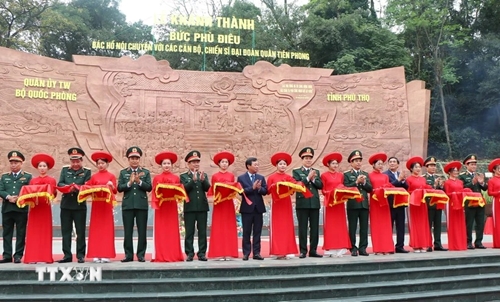 Inauguration du bas-relief Oncle Ho parle à la grande armée pionnière au Temple des rois fondateurs Hung