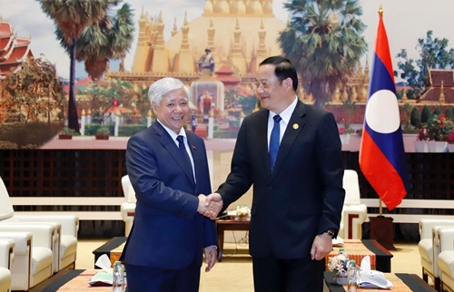 Le Premier ministre lao reçoit une délégation du Front de la Patrie du Vietnam