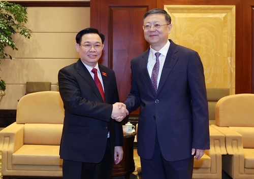 Le président de l AN Vuong Dinh Hue rencontre le secrétaire du Comité du Parti de Shanghai