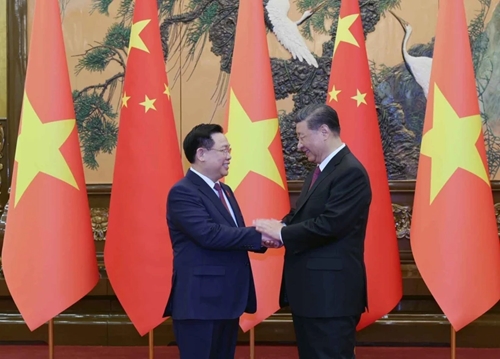 La visite du président de l AN Vuong Dinh Hue couverte largement par la presse chinoise
