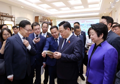 Le président de l Assemblée nationale visite le Gubei Civic Center à Shanghai