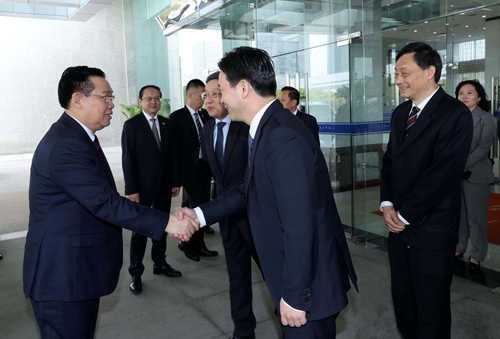 Le président de l AN Vuong Dinh Hue se rend dans la zone pilote de libre-échange de Shanghai Chine