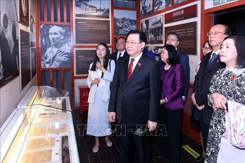Le président de l AN visite le Site des reliques du Président Ho Chi Minh à Kunming