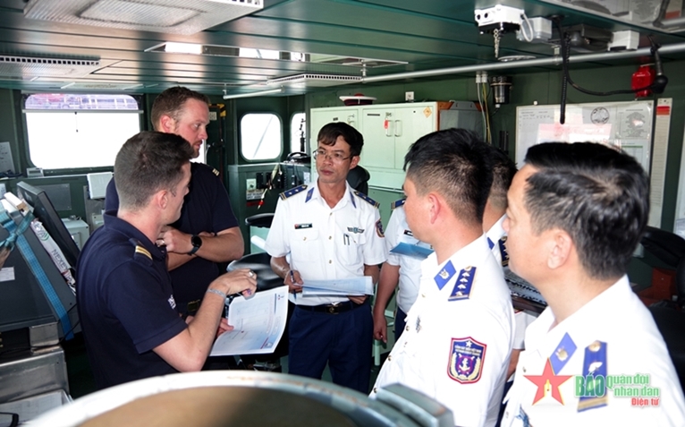 Les garde-côtes vietnamiens et la frégate française Vendémiaire s entraînent ensemble en mer