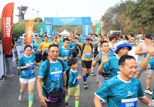 Près de 2 300 personnes participent au marathon pour la sécurité routière à Dien Bien Phu