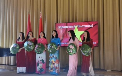 Des amis biélorusses découvrent l histoire et la culture vietnamiennes