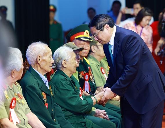 Le Premier ministre rencontre des combattants participant directement à la campagne de Diên Biên Phu