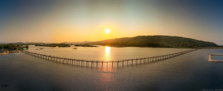 Admirez le plus long pont en bois du Vietnam