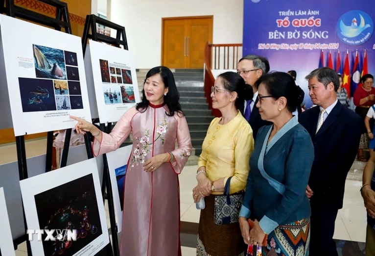 Ouverture de l exposition de photos d’art Patrie au bord des vagues au Laos