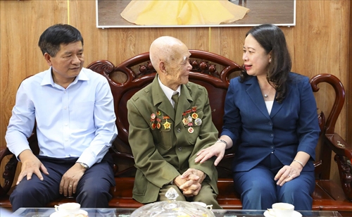 La présidente p i exprime sa gratitude aux anciens combattants à la victoire de Dien Bien Phu