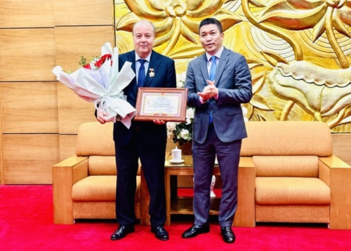 L ambassadeur d Algérie au Vietnam à l honneur