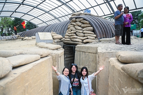 Le site historique du champ de bataille de Dien Bien Phu attire les touristes