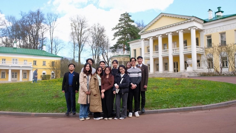 Le 154e anniversaire de Lénine de nombreuses activités des jeunes Vietnamiens en Russie