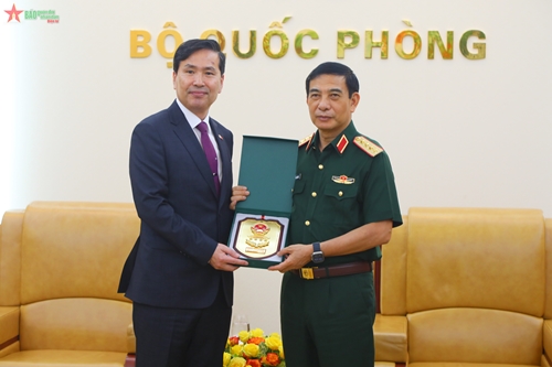 Le général Phan Van Giang reçoit le vice-ministre sud-coréen de la Défense