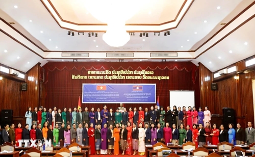 Les députées vietnamiennes et lao discutent du rôle des femmes en politique