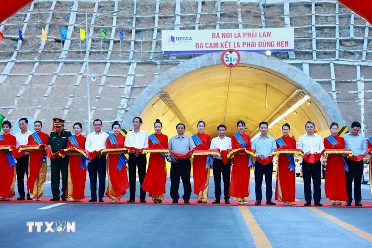 Le PM Pham Minh Chinh naugure les autoroutes Cam Lâm-Vinh Hao et Diên Châu-Bai Vot