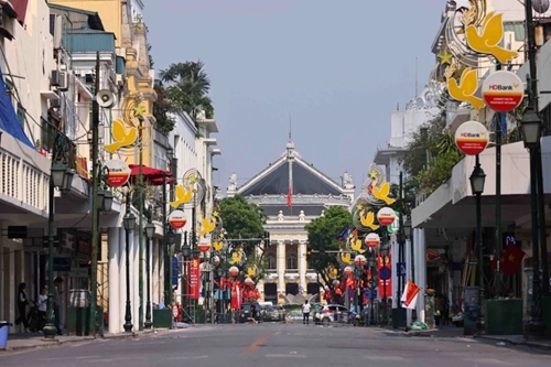 Les Vietnamiens au Laos fiers des réalisations exceptionnelles de leur pays natal