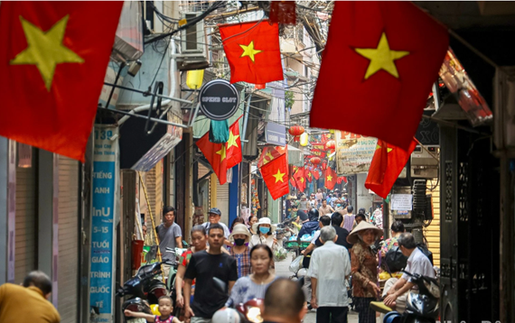 Les rues de Hanoï décorées de drapeaux et de fleurs en l’honneur des grandes fêtes