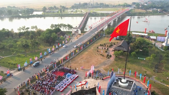 Cérémonie de lever du drapeau «Réunification nationale» à Quang Tri