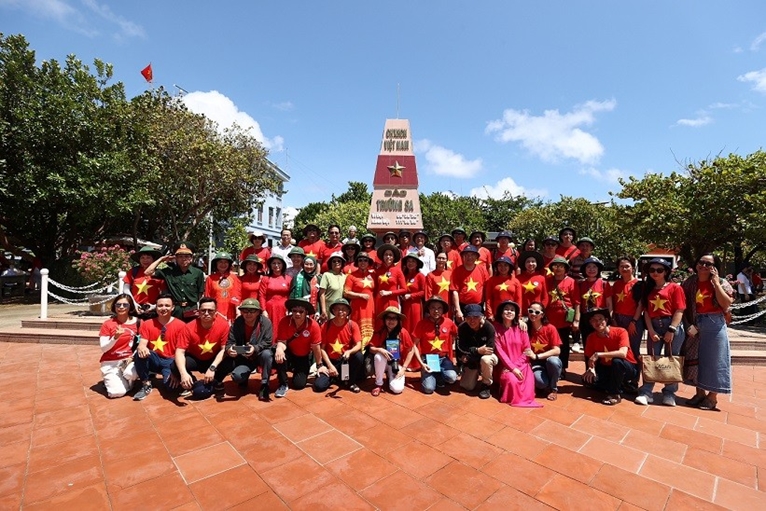 Les Vietnamiens d outre-mer visitent les mers et les îles de la Patrie