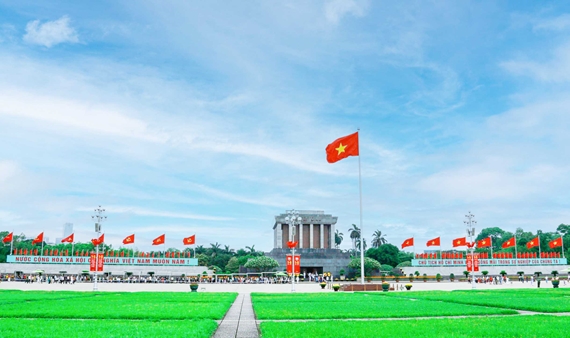 Plus de 61 000 personnes visitent le mausolée du Président Hô Chi Minh pendant les vacances du 30 avril et du 1er mai