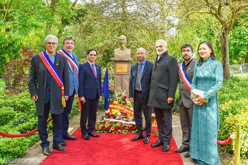 Le ministre des AE Bui Thanh Son visite l Espace Hô Chi Minh à Montreuil