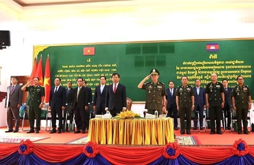 Des Cambodgiens à l’honneur pour leurs contributions à la recherche des restes des soldats volontaires vietnamiens tombés au Cambodge