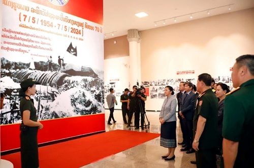 Exposition de photos sur la Victoire de Diên Biên Phu au Laos