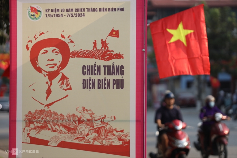 Dien Bien Phu se couvre de drapeaux et de fleurs avant le grand jour