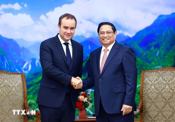 Le PM Pham Minh Chinh reçoit le ministre français des Armées