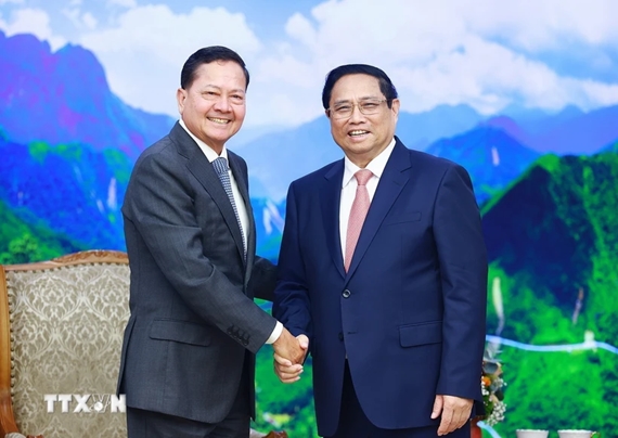 Le Premier ministre Pham Minh Chinh reçoit le vice-Premier ministre cambodgien Neth Savoeun